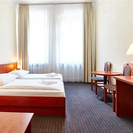 Selina West 3* Berlín