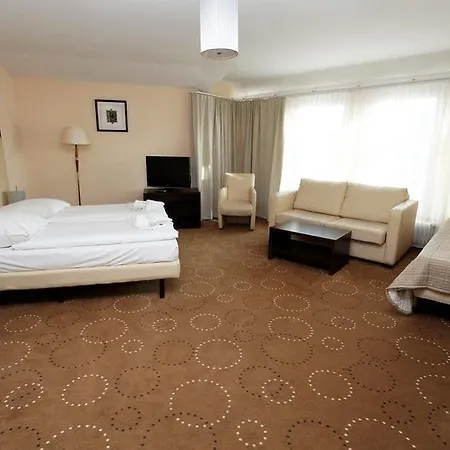 Selina West 3* Berlín
